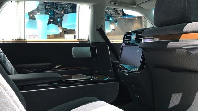 Toyota Century, la limousine con Hybrid System II | Salone di Tokyo 2017 смотреть онлайн