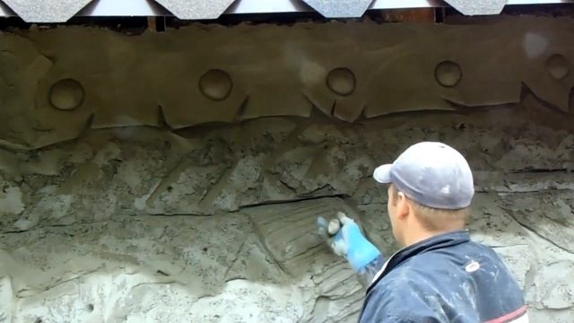 оформление фасада декоративная штукатурка..под камень лепка карниза. ковка с заклёпками из цемент смотреть онлайн