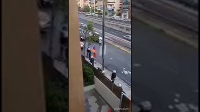 В Греции армянин пытался водрузить флаг Армении над посольством Азербайджана смотреть онлайн