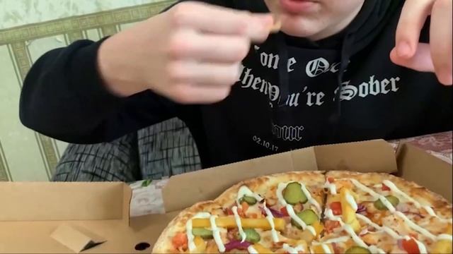 ПИЦЦА ИЗ ДО-ДО ПИЦЦА ОБЗОР МУКБАНГ! пицца из додо пиццерии асмр обзор 2020! меню додо пицца asmr! смотреть онлайн