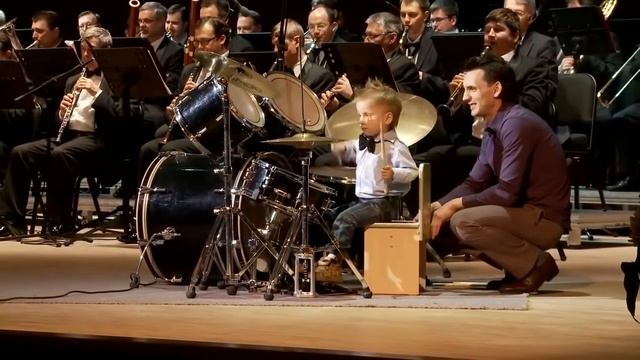 ОДАРЕННЫЙ МАЛЫШ ЗАЖИГАЕТ НА УДАРНЫХ ИНСТРУМЕНТАХ!!! смотреть онлайн