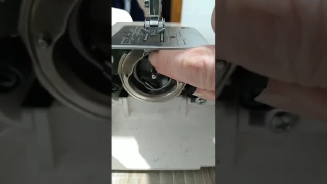 Сломалось челночное устройство в бытовой швейной машинке. Сломался челнок. Сломалась машинка.