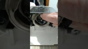 Сломалось челночное устройство в бытовой швейной машинке. Сломался челнок. Сломалась машинка.