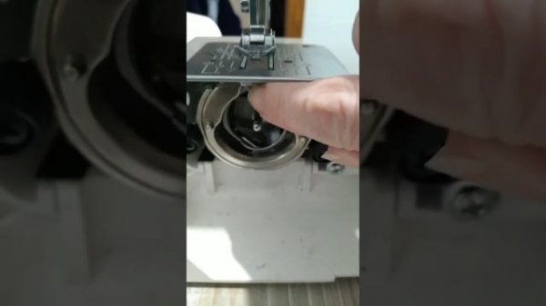 Сломалось челночное устройство в бытовой швейной машинке. Сломался челнок. Сломалась машинка.