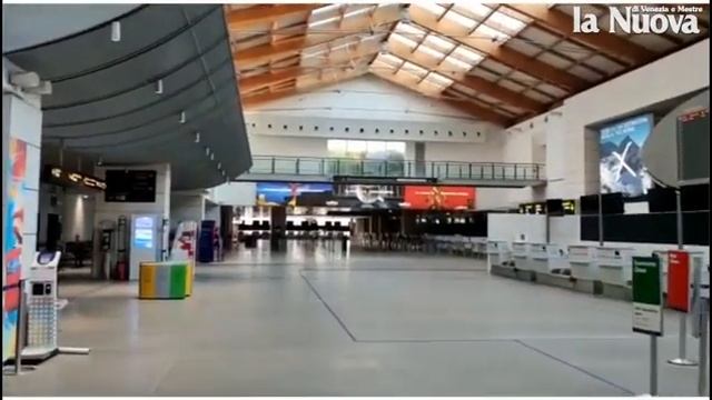 Coronavirus a Venezia, l'aeroporto Marco Polo deserto a Pasqua смотреть онлайн