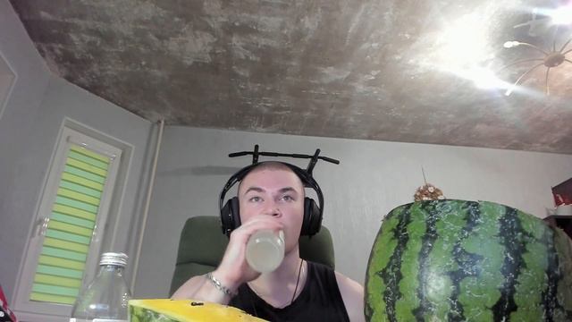 ДЕРЗКО ПРОБУЕТ ЖЁЛТЫЙ АРБУЗ #twich  #дерзко #нарезки