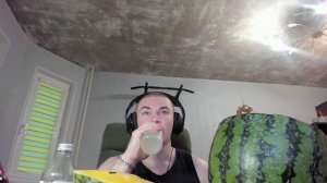 ДЕРЗКО ПРОБУЕТ ЖЁЛТЫЙ АРБУЗ #twich  #дерзко #нарезки