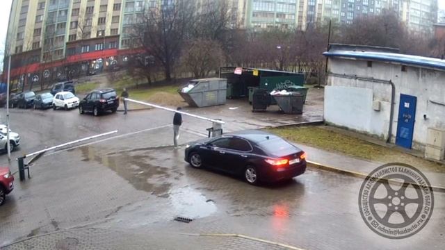Вывернул шлагбаум. Ул. Дадаева в Калининграде. 11.02.23 смотреть онлайн