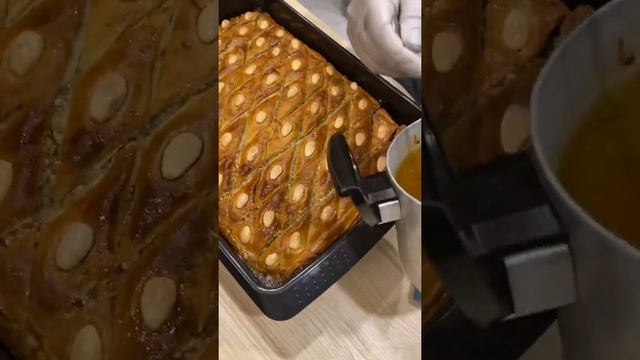 ПРОЦЕСС ДОБАВЛЕНИЯ СИРОПА В ПАХЛАВУ⬇️ смотреть онлайн