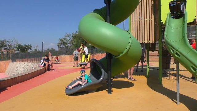 Кристина на детской площадке в Крыму смотреть онлайн