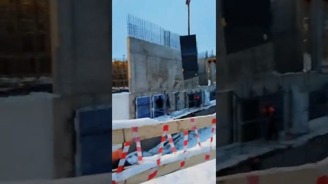 Установка стеклопакетов с помощью крана и вакумных присосок