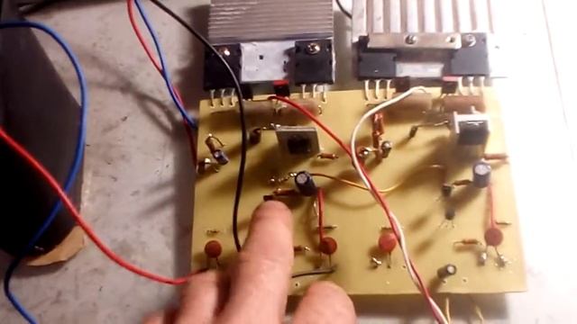 Мощный Усилитель звука на транзисторах 2SC 5200 и 2SA 1943. Включаем в Мост. смотреть онлайн