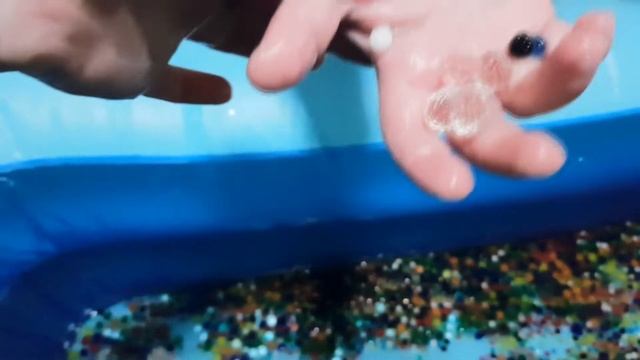 Разноцветные шарики Орбис (Orbeez) растущие в воде 10000 штук смотреть онлайн