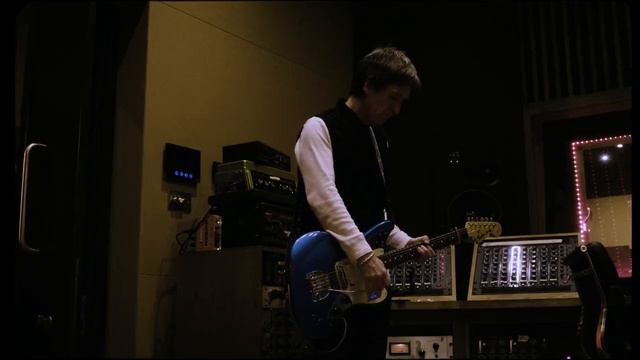 Exclusive: Johnny Marr working out "Pretty Boy" for the first time with Noel Gallagher смотреть онлайн