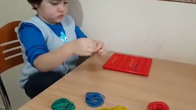 GEOMETRİK TAHTAYA RENKLİ LASTİKLERİ GEÇİRİYORUZ,PARMAK KASI GELİŞİMİNİ DESTEKLER, MONTESORIE смотреть онлайн