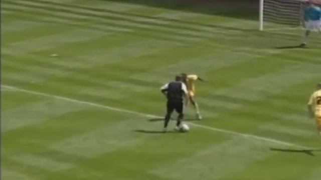 Tamas Kadar give away a penalty (unlucky). смотреть онлайн