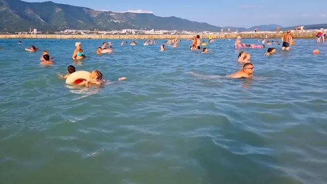 ГЕЛЕНДЖИК! САМЫЙ ДЕШЕВЫЙ ПЛЯЖ КУРОРТА! НЕ ОЖИДАЛ ТАКОГО! ПОГОДА 24.07.2023 смотреть онлайн