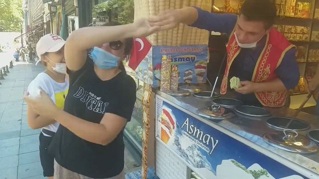 КАК ТУРКИ ПРОДАЮТ МОРОЖЕНОЕ, СТАМБУЛ 2020!!! смотреть онлайн