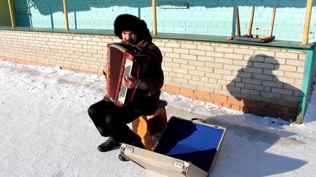 Гайчанин зарабатывает игрой на баяне. смотреть онлайн