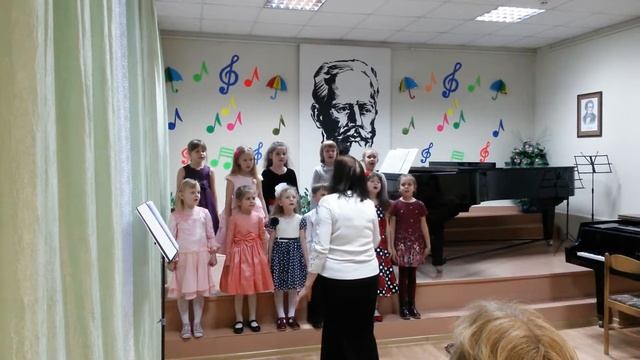 "Откликание дождя""Доктор""Поросята строят дом" исполняет младший хор ДМШ им Данини.г. Новороссийск смотреть онлайн