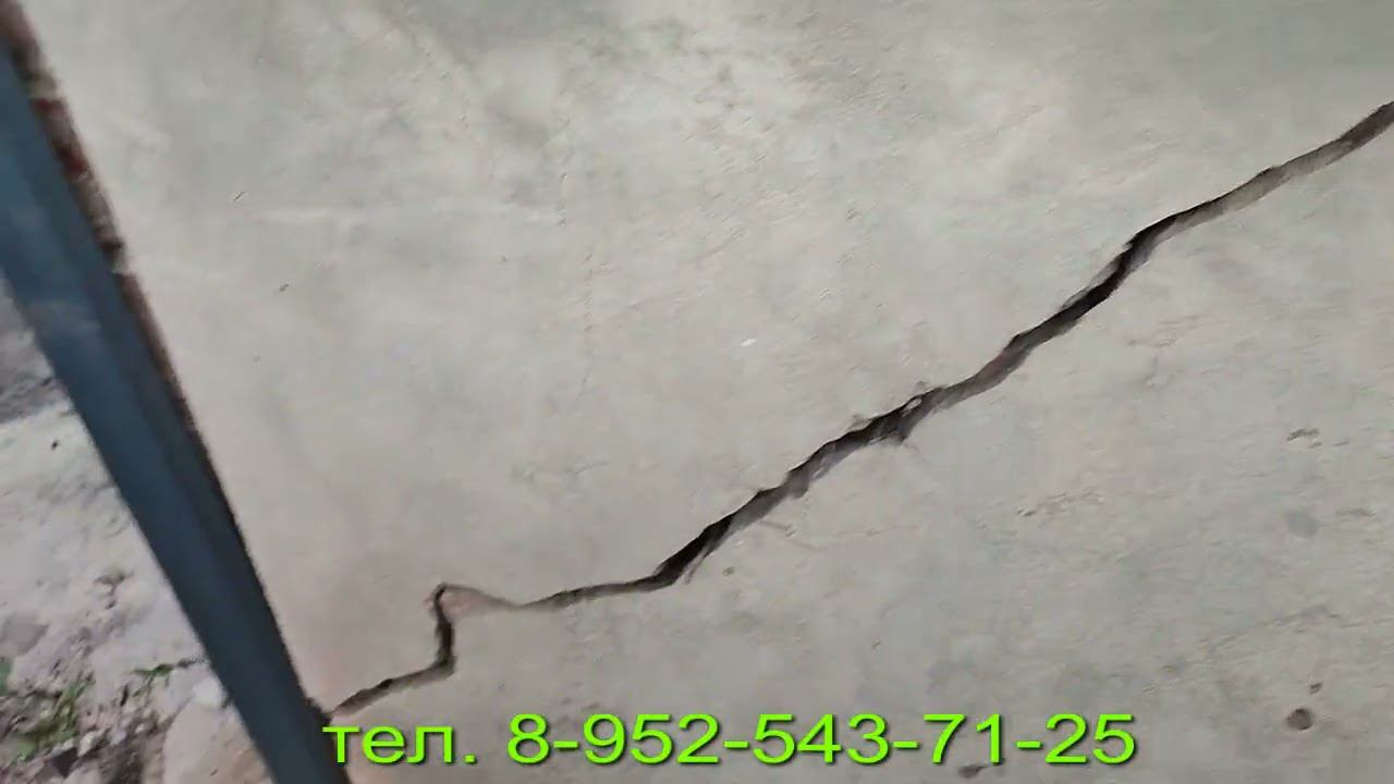 Просадка угла фундамента. Просел фундамент треснула стена. Стяжка гаража Воронеж. смотреть онлайн