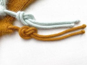 Шнурок спицами 2 способа вязания