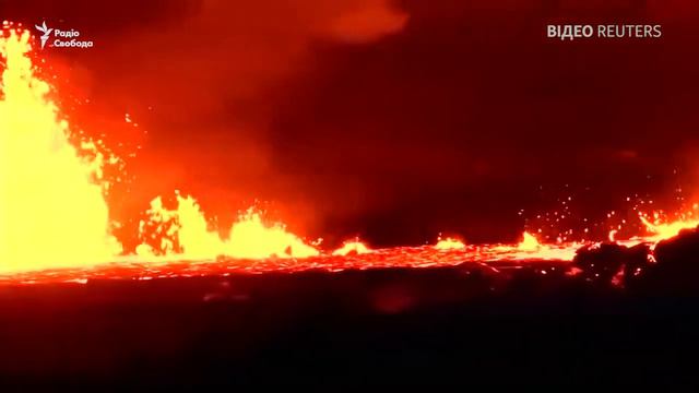 Лава з вулкана на Гаваях почала стікати в Тихий океан смотреть онлайн