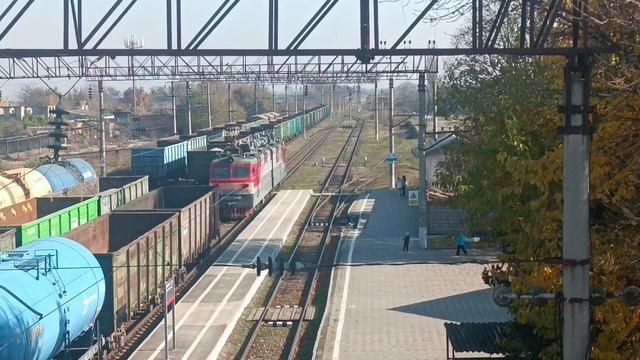 "Встречное движение" Электровоз ВЛ80Т-1949 и Маневровый Тепловоз ЧМЭ3-6085 смотреть онлайн