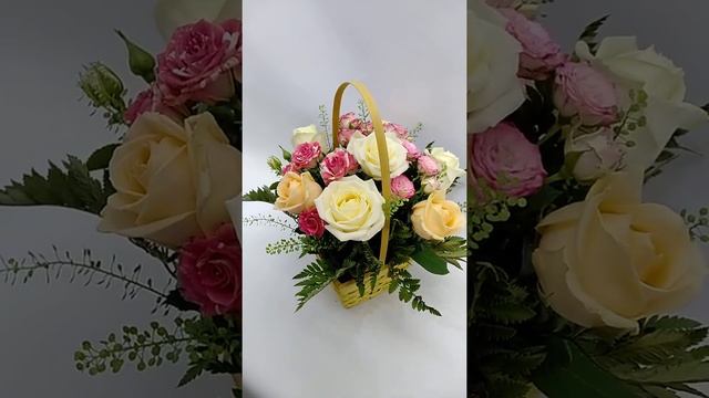 Яркая корзинка цветов из роз и листьев папоротника смотреть онлайн