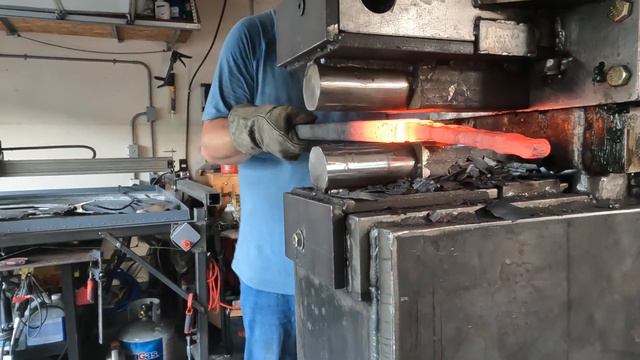 Forging Damascus steel! смотреть онлайн