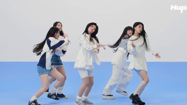 ILLIT () - Magnetic (4K)Quick Zoom.2160p