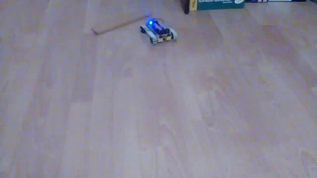 Проверка самодельной радиоуправляемой машинки на гусеницах