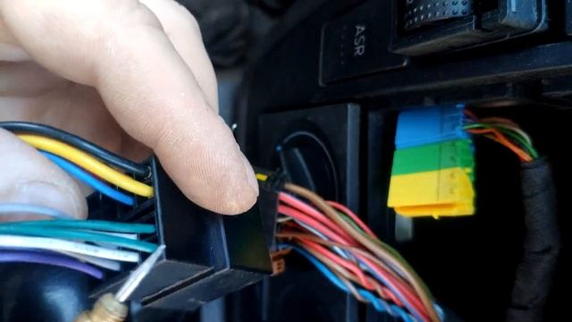 Замена штатной магнитолы Passat B5