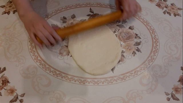 Пицца с копчённой колбасой помидорами и болгарским перцем. смотреть онлайн