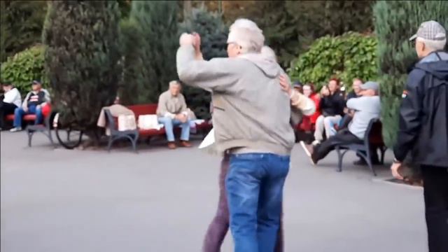 ДАВАЙ УБЕЖИМ СЕЙЧАС