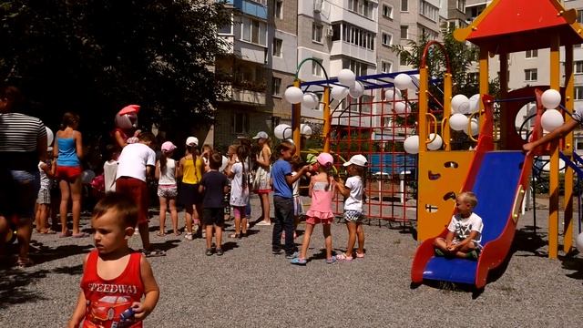 Островок детства: Дмитрий Голубов открыл новую детскую площадку на Ядова, 26 смотреть онлайн