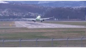 Посадка в аэропорту Сочи при сильном боковом ветре и уход на второй круг