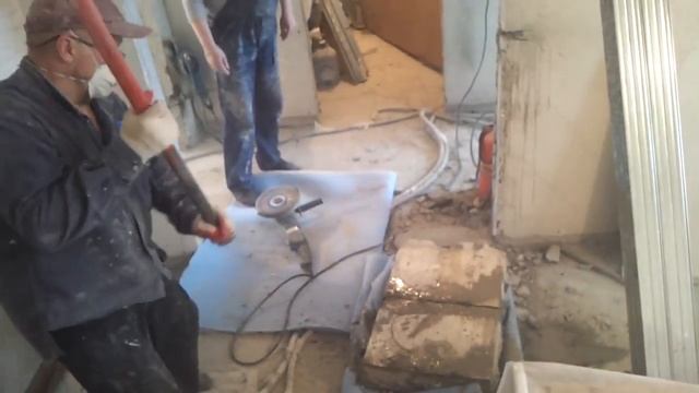 Расширение дверного проема ,резать стену болгаркой. смотреть онлайн