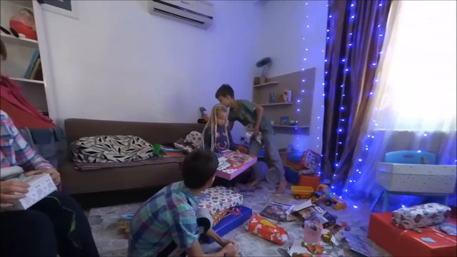 Распаковка подарков на Новый год! | Unboxing Christmas Presents! (2017) - YouTube смотреть онлайн