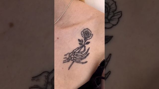 1year healed skeleton hand and rose @ananas.tattoo смотреть онлайн