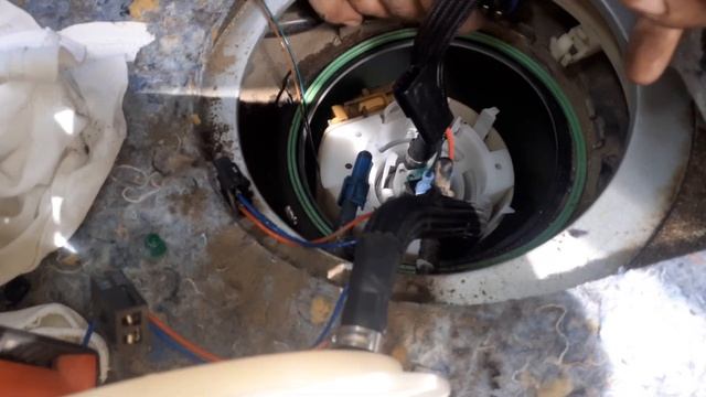Schimb pompa de benzina Opel(change the gas pump at Opel) смотреть онлайн