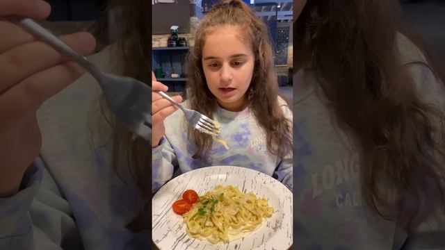 Когда нет света в городе и только одно кафе работает в центре смотреть онлайн