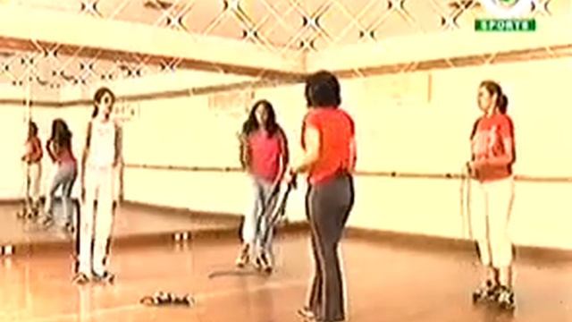 Kiran Sawhney demonstrates workout with tubing смотреть онлайн