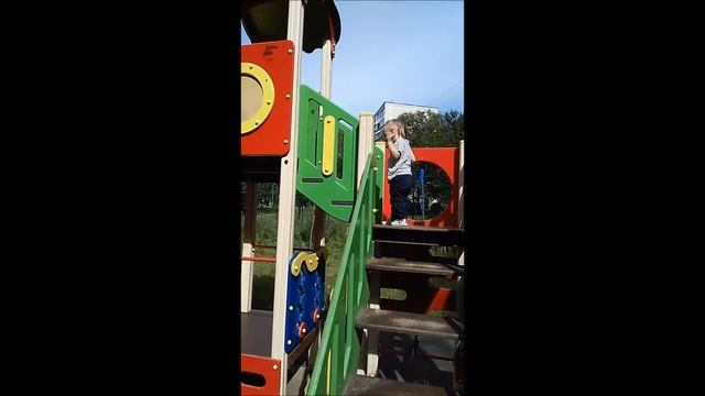 Горка,качели,улыбка. )) Нарезвились! )) смотреть онлайн