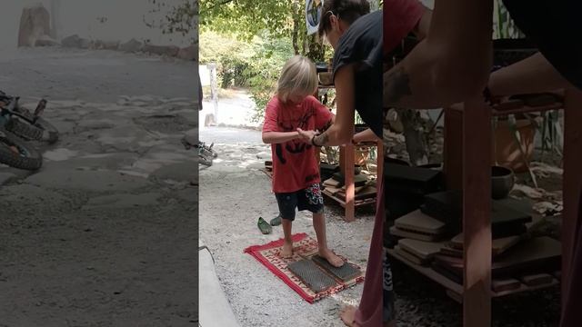 Удивительное переживание в Геленджике: Мама помогает сыну стать на доску с гвоздями "садху" смотреть онлайн