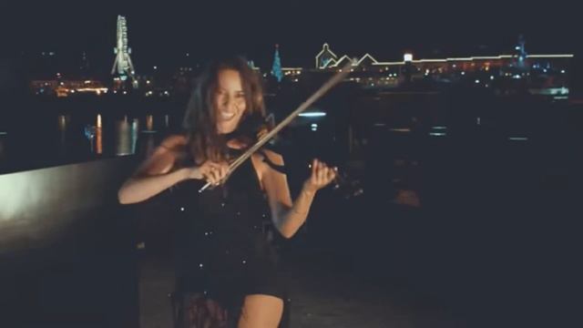 Caitlin De Ville