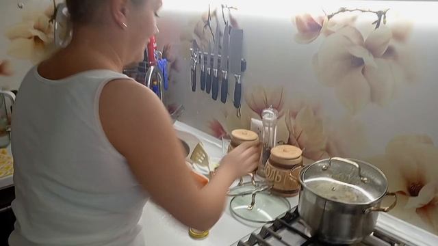 Шаурма ? Салат ? с горошка и куриный супчик. смотреть онлайн