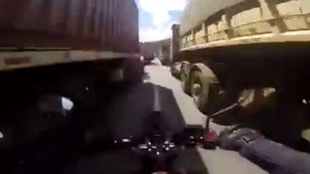 Мотоциклист между рядов смотреть онлайн