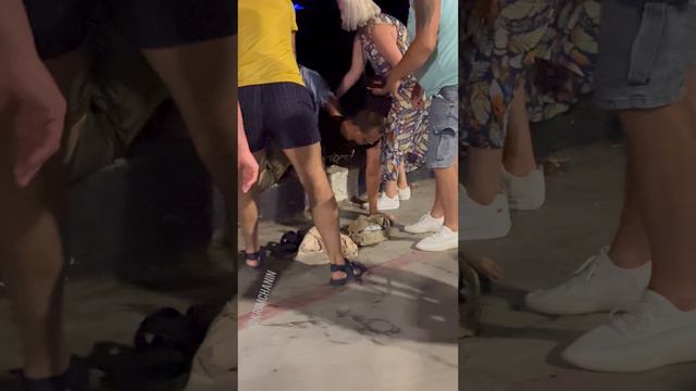 Пьяный мужчина свалился в море. Его вытащили, а он даже спасибо не сказал. Крым. смотреть онлайн