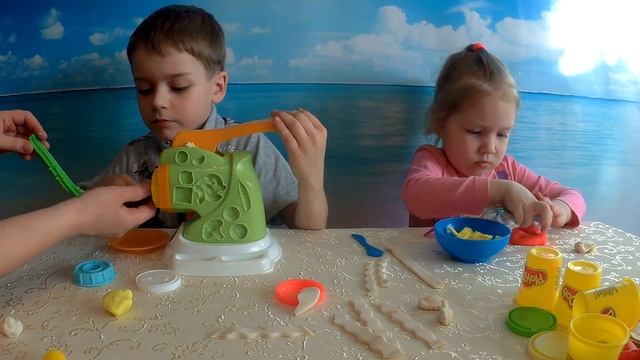 Лапшерезка Плей До Машинка для лапши Play Doh Pasta maker смотреть онлайн
